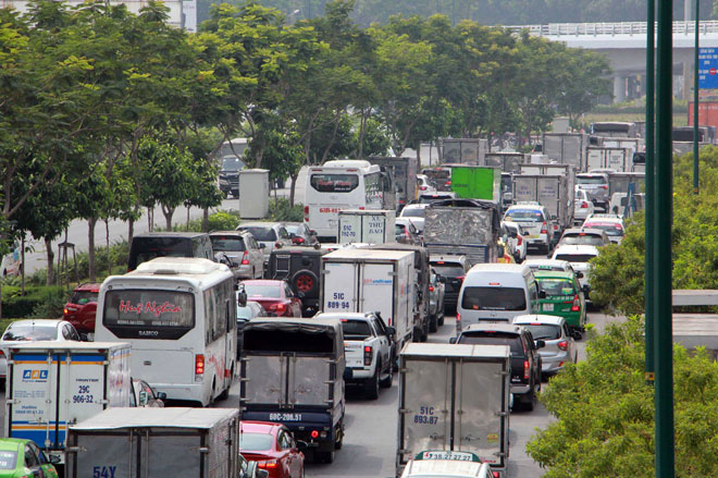 Ngàn người hóa điên ở cửa ngõ Tân Sơn Nhất chiều 25 Tết